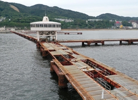 ３年前の台風で被害に遭った須磨海づり公園。桟橋の金属製網は脱落し、さびが目立つなど老朽化が進んでいた＝神戸市須磨区一ノ谷町沖（小型無人機で撮影）