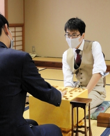 第１１期加古川青流戦で優勝し、感想戦で対局を振り返る服部慎一郎四段＝２６日午後、加古川市内
