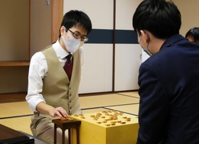 第１１期加古川青流戦で優勝し、感想戦で対局を振り返る服部慎一郎四段＝２６日午後、加古川市内