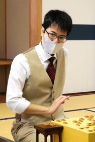 第１１期加古川青流戦で優勝し、感想戦で対局を振り返る服部慎一郎四段＝２６日午後、加古川市内