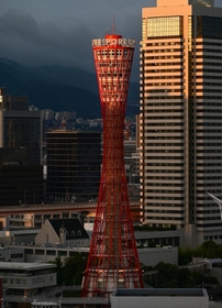 夕日に照らされるポートタワー＝２６日午後５時２７分、神戸市中央区波止場町（撮影・秋山亮太）