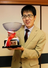 将棋の第11期加古川青流戦で優勝した服部慎一郎（はっとり・しんいちろう）さん＝26日午後、加古川市加古川町北在家、市立青少年女性センター