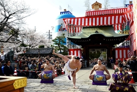 高さ約１８メートルの「置き山」（中央奥）を背に、２０年に１度の三ツ山大祭で奉納土俵入りを披露した横綱白鵬（中央）＝２０１３年４月、姫路市総社本町、播磨国総社