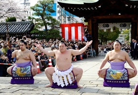 ２０年に１度の祭礼「三ツ山大祭」で、奉納土俵入りを披露した横綱白鵬（中央）＝２０１３年４月、姫路市総社本町、播磨国総社