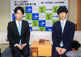 対局室の検分を終え、撮影に応じる藤井聡太王位（右）と豊島将之竜王＝神戸市北区有馬町、有馬温泉の旅館「中の坊瑞苑」