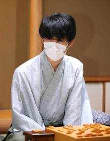 第３局で豊島将之竜王に勝ち、感想戦で対局を振り返る藤井聡太王位＝神戸市北区有馬町の「中の坊瑞苑」
