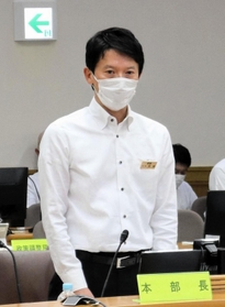 コロナの対策本部会議であいさつする斎藤元彦・兵庫県知事＝２８日午後、神戸市中央区、県災害対策センター（撮影・小谷千穂）