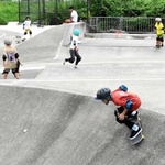 難しい技も軽々とこなし、スケートボードを楽しむ子どもたち＝三木市上の丸町、三木スケートボードパーク
