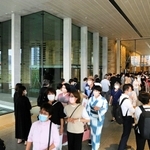 マスクを着け、静かに開演時間を待つ観客ら＝１日午後、姫路市神屋町、アクリエひめじ（撮影・大山伸一郎）