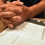 被爆者の手記を寄贈した桐藤直人さん＝西宮市内（画像の一部を加工しています）