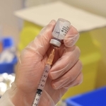 注射器に移される新型コロナウイルスワクチン。兵庫県内でも接種が進む＝神戸市内