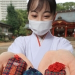 評判を呼ぶお守り「育守」。ファミリアらしさが詰まっている＝神戸市中央区下山手通１、生田神社