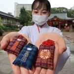 評判を呼ぶお守り「育守」。ファミリアらしさが詰まっている＝神戸市中央区下山手通１、生田神社