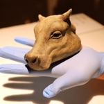 《視界　ｃｏｗ　ｓ‐００１》２０１０年。手に載せて重みも感じられる＝神戸市中央区脇浜海岸通１、兵庫県立美術館