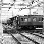 １９８２年の西宮北口駅。ダイヤモンドクロスを今津線の車両（手前）が通る（阪急電鉄提供）