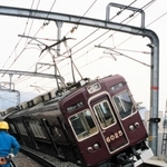 阪神・淡路大震災で被災し、宝塚－宝塚南口間で脱線した車両（阪急電鉄提供）
