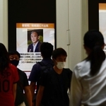 菅首相の総裁選立候補見送りを伝えるサイネージニュース＝３日午後、神戸市中央区（撮影・中西幸大）