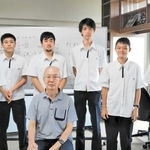 快挙を成し遂げた数理科学研究会のメンバーと、顧問の宮寺良平教諭（手前中央）＝神戸市須磨区横尾、啓明学院