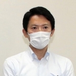 視察先の兵庫県立加古川医療センターで記者団の取材に応じる斎藤元彦知事＝６日午後、加古川市神野町神野