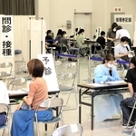 小野市の集団接種。２５日の２回目接種で終了する＝小野市王子町、小野市伝統産業会館