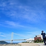 爽やかな朝。多彩な形の雲が絵画のように秋の空を飾った＝７日午前、神戸市垂水区海岸通