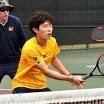 団体対抗戦の前にボレーを練習する菊地裕太選手＝２０１９年１月、米テキサスＡ＆Ｍ大（菊地選手提供）