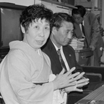 暴力団抗争の巻き添えで一人娘を亡くし、暴力団組長との和解を受けて会見する故・堀江ひとみさん（左）と垣添誠雄弁護士＝１９９５年５月、尼崎市