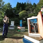 穂波梅太郎さんの作品「僕の話」。大きな本のようなオブジェを開くと、造形と短い言葉が現れる＝神戸市灘区六甲山町、六甲高山植物園（撮影・吉田敦史）
