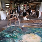 画家４人のユニット「パルナソスの池」の作品「山々を泳ぐ方舟」。旧摩耶観光ホテルで滞在して描いた絵や、同ホテルの壊れた調度品類も展示する＝神戸市灘区六甲山町、旧パルナッソスの休憩小屋（撮影・吉田敦史）