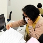 新型コロナの自宅療養者に電話で丁寧に聞き取る担当者＝神戸市中央区下山手通５、県看護協会