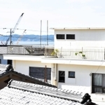 ９月末で閉園する「ぬしま保育園」（白い建物）。海を挟んで対岸の淡路島“本土”を望む＝南あわじ市沼島