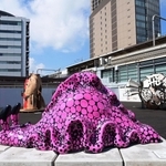 ＪＲ三ノ宮駅前に展示された三つのアート作品。ビル群の足元でひときわ目立つ＝１１日午前、神戸市中央区