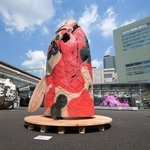 ＪＲ三ノ宮駅前に展示された三つのアート作品。ビル群の足元でひときわ目立つ＝１１日午前、神戸市中央区