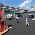 ＪＲ三ノ宮駅前に展示された三つのアート作品。ビル群の足元でひときわ目立つ＝１１日午前、神戸市中央区