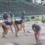 雨が続いた今夏の全国高校野球選手権大会では、「“神”整備」が改めて注目された＝西宮市の甲子園球場
