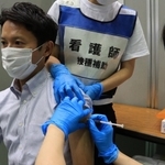 県大規模接種会場で新型コロナワクチンの２回目の接種を受ける斎藤元彦知事＝西宮市河原町、市立中央体育館