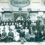 １９５０年ごろに豊岡劇場前で撮影された豊岡高校演劇部の生徒ら（豊岡劇場提供）