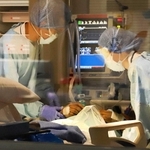 深夜の臨時病棟。命を支える＝昨年１２月、神戸市立医療センター中央市民病院（画像の一部を加工しています）