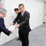 兵庫県経営者協会の三原修二会長（手前）に、障害者雇用拡大への協力を要請する兵庫労働局の藤井剛・職業安定部長（中央）ら＝神戸市中央区京町