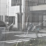 ひび割れた窓ガラスもあった＝尼崎市東難波町４