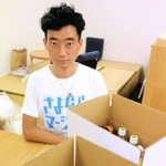 コロナ禍で困窮した若者の支援に取り組む今井紀明さん。相談を受け、約３０食分の食料を届ける＝大阪市中央区