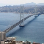 神戸側から望む明石海峡大橋（資料写真）