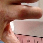 普段の生活で意思を文字盤で伝える＝西宮市内
