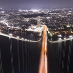 高さ３００メートルの主塔から見下ろす神戸市の夜景＝明石海峡大橋