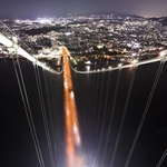 高さ３００メートルの主塔から見下ろす神戸市の夜景＝明石海峡大橋