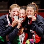 東京パラリンピックの車いすフェンシング女子フルーレ団体で銀メダルをかむイタリアの選手。日本より海外勢が先に始めたとの説も＝８月３０日、千葉市の幕張メッセ