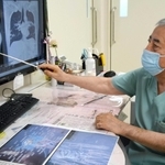 新型コロナウイルスの後遺症について説明する邦和病院の和田邦雄院長＝堺市