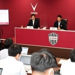 若年層向けのワクチン接種で楽天ポイント付与をアピールする斎藤元彦兵庫県知事（中央）と久元喜造神戸市長（左）と楽天の三木谷浩史会長＝１５日午後、神戸市兵庫区御崎町１、ノエビアスタジアム神戸（撮影・中西幸大）