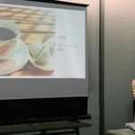 自身の経験や現在の事業について語る梓晴輝さん＝神戸市中央区雲井通７、ミント神戸