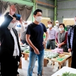 どんどん価格がつり上がった丹波篠山市産マツタケの初競り＝丹波篠山市郡家、丹波篠山市場